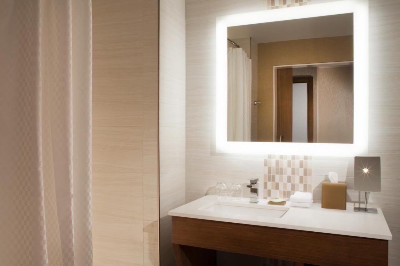 1 King Bed Deluxe Guest Room