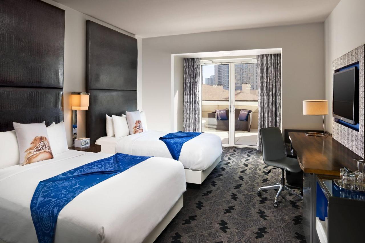 Premier Queen Room City View Balcony