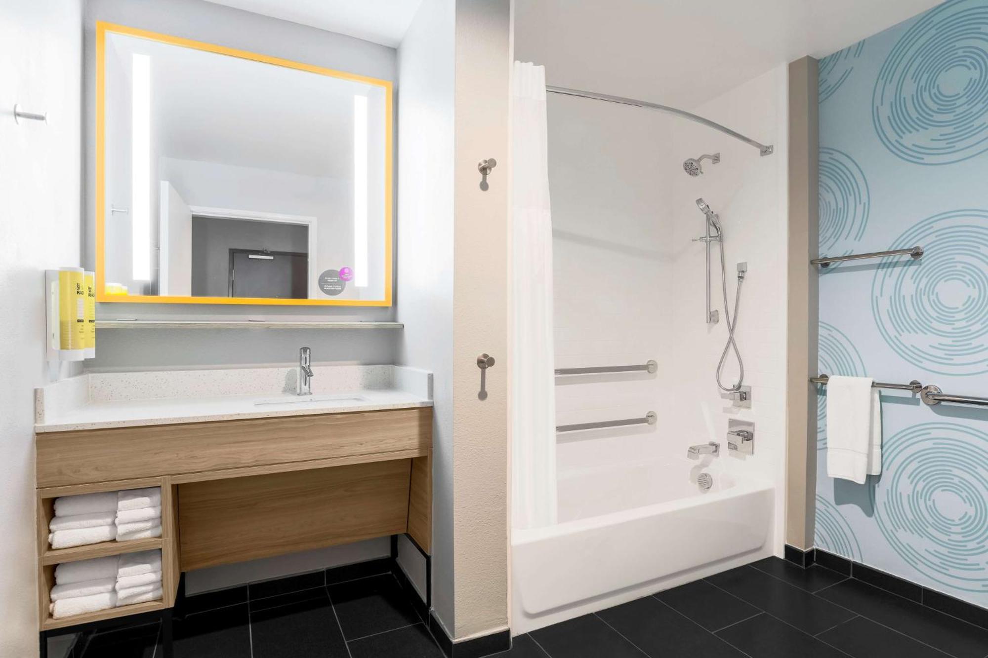 King Room with Bath Tub - Mobility and Hearing Access,1557092059:JPEG