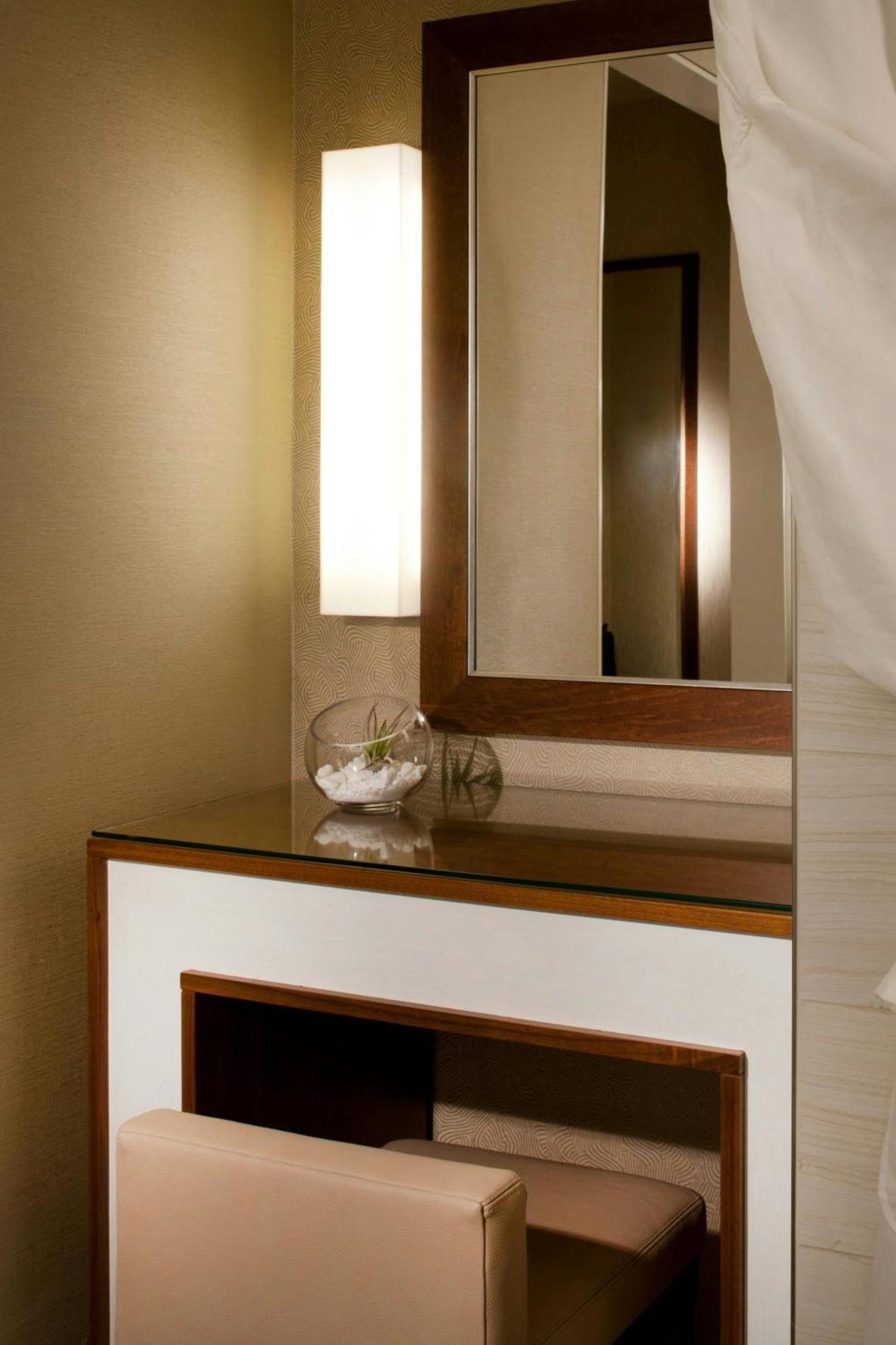 Junior Suite 1 Bedroom Suite 1 King